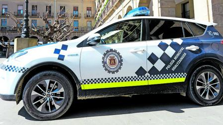 Un vehículo de Policía Municipal estacionado en la plaza