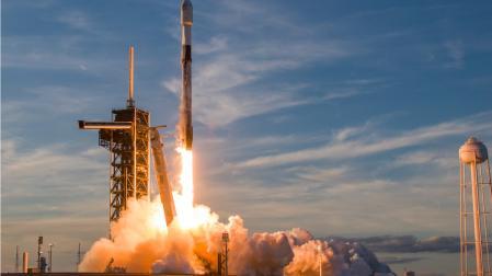 Fotografía tomada de la red social X de la cuenta oficial SpaceX (@SpaceX) del cohete Falcon 9 despegando este miércoles con el SpainSat NG I, en Cabo Cañaveral (Estados Unidos)