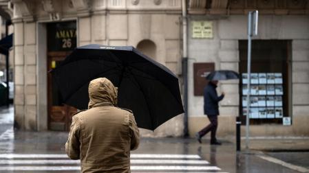 Mañana de paraguas este jueves en Pamplona