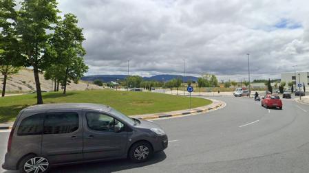 Rotonda situada en el cruce de la calle Adela Bazo con la avenida Juan Pablo II de Pamplona