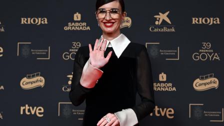 Paz Vega saluda en la alfombra roja. Está nominada al premio a mejor dirección novel.