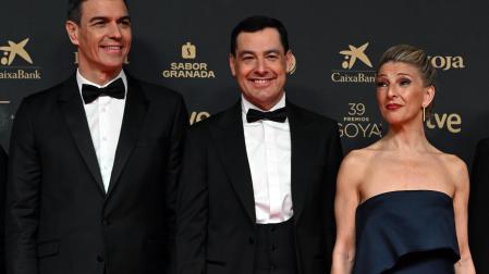 El presidente del Gobierno, Pedro Sánchez; el presidente de la Junta de Andalucía, Juanma Moreno; y la ministra Yolanda Díaz.