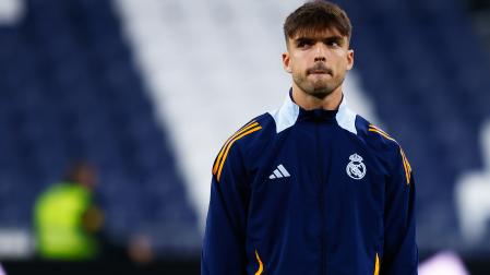 Raul Asencio, pensativo antes del inicio de un encuentro de LaLiga /