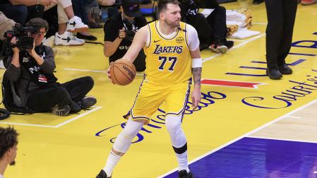 Luka Donic conduce el balón durante su primer partido con la camiseta de Los Ángeles Lakers /