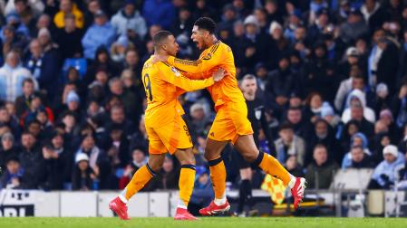 Mbappe y Bellingham, goleadores, celebran uno de los tantos del Real Madrid en el Etihad Stadium /