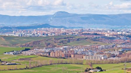 Vista de Sarriguren y de la comarca desde Ardanaz de Egüés. En primer término a la izquierda, terrenos donde se plantea la ampliación de Sarriguren