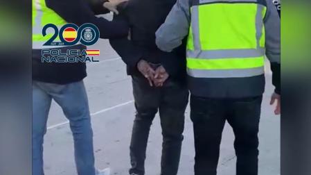 Agentes de Policía Nacional custodian al detenido