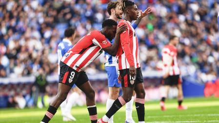 Iñaki Williams coge por las espalda a su hermano Nico durante el choque en el RCDE Stadium /