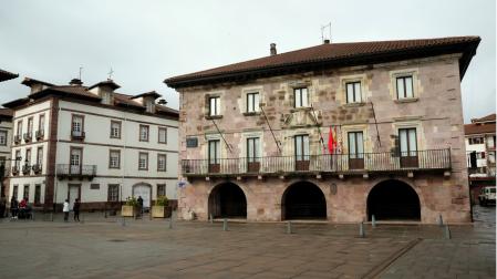 Imagen del Ayuntamiento de Baztan. radicado en la plaza de los Fueros, de Elizondo.