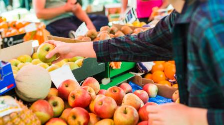Una mujer, comprando fruta en una tienda