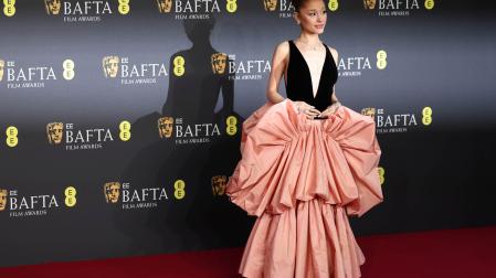Ariana Grande posa en la alfombra roja de los BAFTA