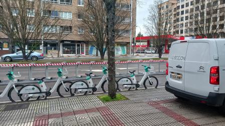 Una furgoneta de la empresa concesionaria Ride On retiraba las bicicletas
