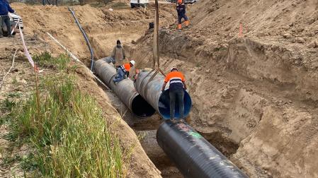 Instalación de la tubería del Canal de Navarra