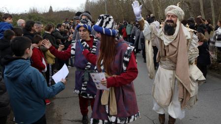 Desfile de la Cabalgata de los Reyes Magos, con el Heraldo a la cabeza