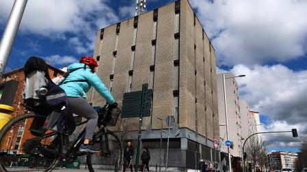 Vista del inmueble, situado en pleno corazón del barrio, en la avenida de Bayona, cruce con la calle Martín Azpilcueta /