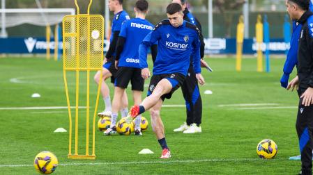 Abel Bretones golpea el balón durante el entrenamiento de este miércoles en Tajonar /