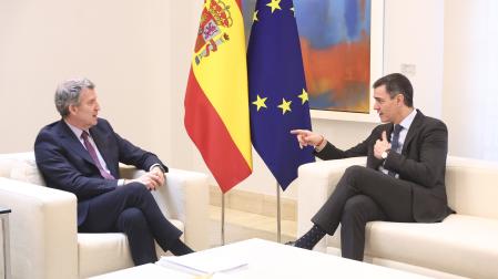 El presidente del Gobierno, Pedro Sánchez (d), recibe al presidente del Partido Popular, Alberto Núñez Feijóo (i), en el Palacio de la Moncloa