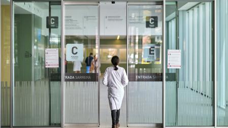 Una sanitaria accede al pabellón C del Hospital Universitario de Navarra