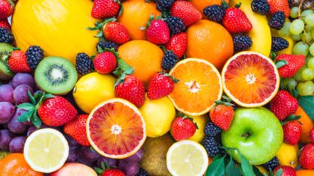 La mejor forma de comer la fruta es cruda, con piel y bien lavada