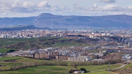 Vista de Sarriguren, con Pamplona al fondo, tomada desde Ardanaz de Egüés