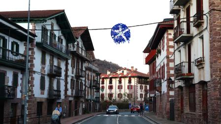 Detalle de la calle Santiago, a la que convergerá el tráfico procedente de la variante a través del nuevo puente de Baztan Berri.