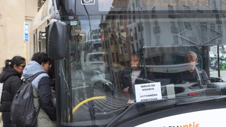 Una villavesa de servicios mínimos, este martes en la plaza de Merindades de Pamplona