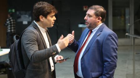 Pablo Azcona, portavoz de Geroa Bai, habla con el presidente de la Cámara y del PNV, Unai Hualde