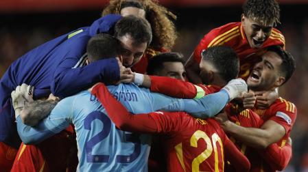 Los jugadores de España celebran con Unai Simón el pase a la Final a Cuatro de la Liga de las Naciones /
