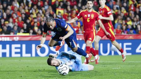 Unai Simón comete penalti sobre Xavi Simons, de Países Bajos, durante la eliminatoria de la Liga de las Naciones disputada en Mestalla /