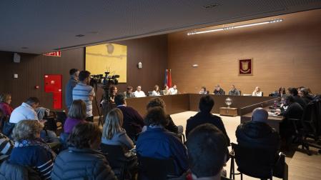 De espaldas, entre el público, representantes de asociaciones de víctimas en el pleno de Berriozar