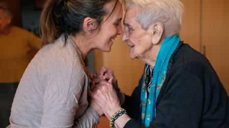 Benita Melero, de 101 años, y su nieta Sonia, de 48, a mediados de mes en su casa de Cascante,