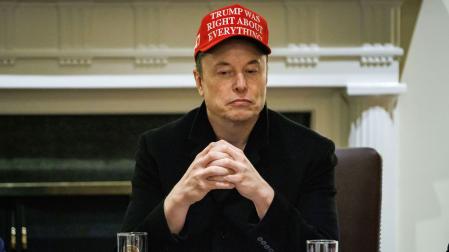 Elon Musk, presidente ejecutivo de Tesla y asesor principal de Donald Trump, asistiendo a una reunión con el presidente y miembros de su gabinete en la Casa Blanca