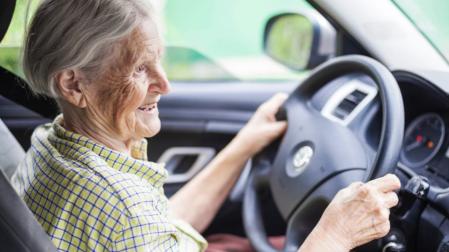 La guía publicada por la DGT se dirige no solo al conductor mayor, sino también a su entorno familiar y social más cercano
