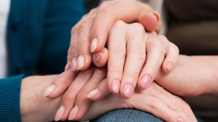 Imagen de unas manos de una ciudadora