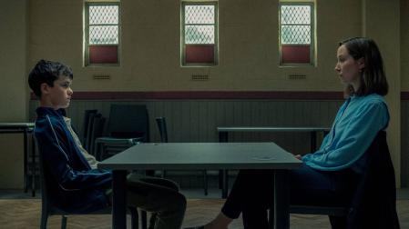 Jamie Miller (Owen Cooper), protagonista de la serie de Netflix 'Adolescencia', es entrevistado por la psicóloga en el centro de detención