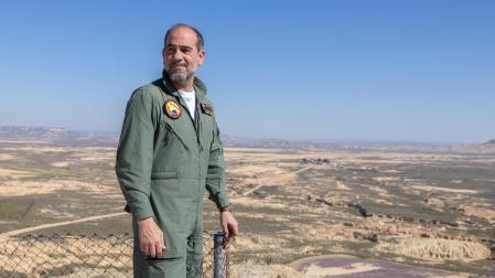 El Coronel Jefe del Acuartelamiento Aéreo de Bardenas Reales, José Manuel Bellido Laprada, con los terrenos que ocupa el polígono de tiro al fondo