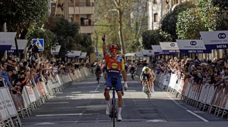 Imágenes de la salida, la carrera y los podios del Gran Premio miguel Induráin 2025 /