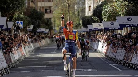 Imágenes de la salida, la carrera y los podios del Gran Premio miguel Induráin 2025 /