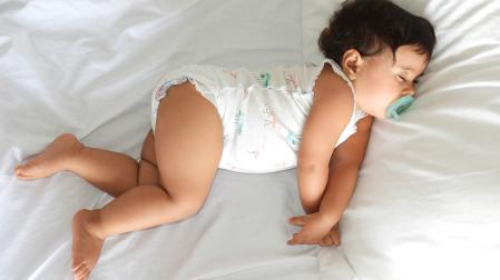 Un bebé durmiendo con chupete