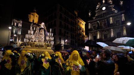 Fotos de la procesión del traslado de la imagen de la Virgen La Dolorosa desde la parroquia de San Lorenzo a la Catedral /