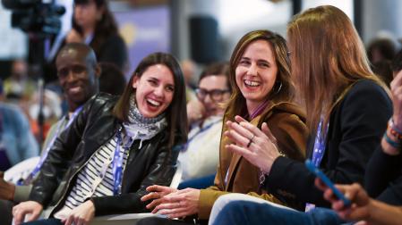 La eurodiputada de Podemos, Irene Montero (i), y la secretaria general de Podemos y diputada, Ione Belarra (c), durante la V Asamblea Ciudadana de Podemos celebrada este sábado