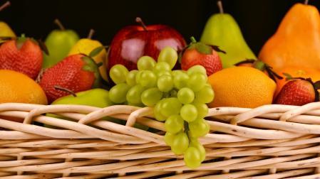 Una cesta con frutas