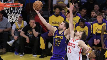 Luka Doncic (izquierda), en un partido con Los Ángeles Lakers