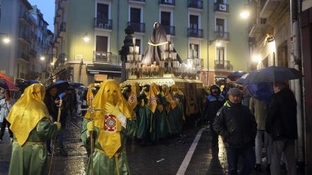 Viernes Santo 2025 en Pamplona. Traslado de la Dolorosa desde la Catedral hasta la iglesia de San Lorenzo.