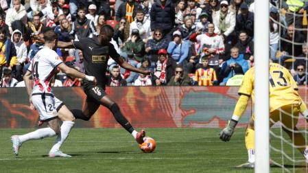 El jugador del Valencia CF Umar Sadiq (c) ante la portería de Augusto Batalla (d), del Rayo Vallecano, durante un partido de LaLiga EA Sports disputado este sábado