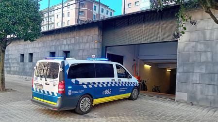 Vehículo de la Policía Municipal de Pamplona entrando en la Audiencia de Navarra