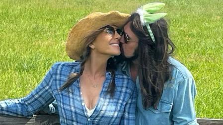 Elizabeth Hurley y Billy Ray Cyrus se besan para confirmar su relación en una foto publicada en Instagram