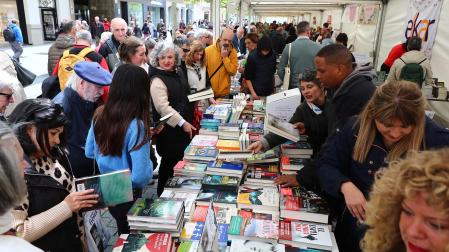 Stands en Carlos III de Pamplona con motivo del Día del Libro /