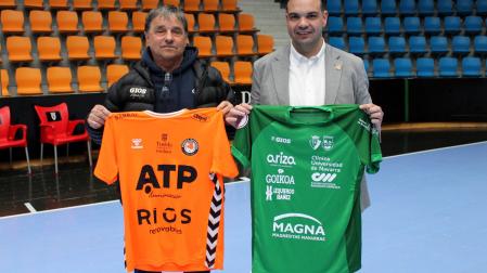 Los presidentes Tatono Arregui (Osasuna Magna) y Ramón Lázaro (ATP Ribera) se intercambiaron las camisetas