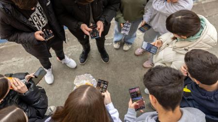 Un grupo de estudiantes del colegio Vedruna consulta sus móviles durante un recreo